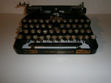 Macchina scrivere portatile usato  Schiavon