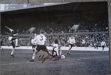 Clyde Best Strikes The Ball At Goal para sua equipe West Ham foto assinada 12x8 comprar usado  Enviando para Brazil