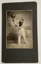 Fotografia antiga homem batendo saco de pancadas usando luvas de boxe boxer vintage, usado comprar usado Fotografia antiga homem batendo saco de pancadas usando luvas de boxe boxer vintage, usado comprar usado  Enviando para Brazil