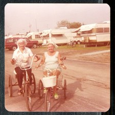 Usado, Foto Vintage MULHERES PASSEIO ADULTO BICICLETA DE TRÊS RODAS NO PARQUE DE TRAILERS TRAILER VINTAGE comprar usado  Enviando para Brazil