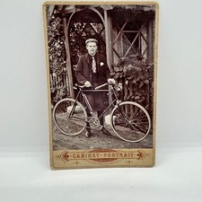 Foto antiga de cartão de armário de homem com bicicleta em tons sépia comprar usado  Enviando para Brazil