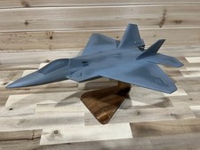 Usado, Modelo de mesa feito à mão de madeira de mogno F-22 Raptor 17,5” danificado, mas reparado comprar usado Usado, Modelo de mesa feito à mão de madeira de mogno F-22 Raptor 17,5” danificado, mas reparado comprar usado  Enviando para Brazil