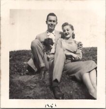 Doce lindo casal segurando fofo cachorro preto foto vintage década de 1950 comprar usado  Enviando para Brazil