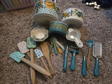 Conjunto de medição Pioneer Woman azul-petróleo floral assadeira colheres tigelas utensílios , usado comprar usado  Enviando para Brazil