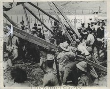 Usado, 1937 Press Photo Grupo de homens levantando vigas de madeira para construção civil comprar usado  Enviando para Brazil