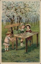 Cartão postal vintage original infantil brincando no banco e na mesa sob árvores floridas comprar usado  Enviando para Brazil