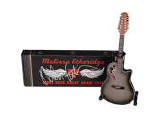 MELISSA ETHERIDGE SIGNED AUTOGRAPH MINI MINIATURE MODEL GUITAR NEW IN BOX! RARE! comprar usado MELISSA ETHERIDGE SIGNED AUTOGRAPH MINI MINIATURE MODEL GUITAR NEW IN BOX! RARE! comprar usado  Enviando para Brazil