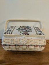 Cesta de Costura De Colección Marfil Tejido Mimbre Tapiz Forrado con Agujas Hilo Nociones segunda mano  Embacar hacia Mexico