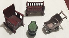 Usado, 4 móveis e acessórios antigos de ferro fundido para casa de bonecas - cadeira de balanço, berço, vaso sanitário comprar usado  Enviando para Brazil