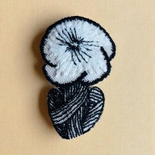 Broche fleur faite d'occasion  Expédié en France