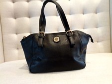Bolsa/bolsa de ombro feminina pequena Tommy Hilfiger logotipo couro vegano preto comprar usado  Enviando para Brazil