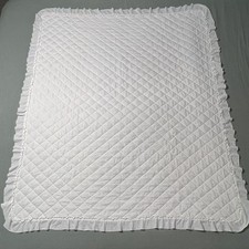 Edredom acolchoado com babados brancos para quarto de bebê Forsythia Ridge 51,5”x58,5” comprar usado  Enviando para Brazil