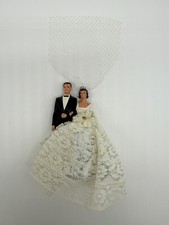 Topper de bolo de casamento vintage anos 50-60 noiva e noivo 4" de altura gesso pintado e renda comprar usado  Enviando para Brazil