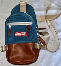 Mini Mochila Vintage Licenciada Marca Coca-Cola Corpo Cruzado Azul 14,5" Sling Loops comprar usado  Enviando para Brazil