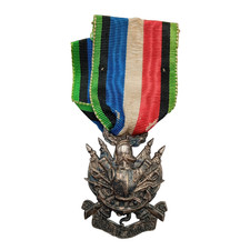 Y13 médaille militaire d'occasion Y13 médaille militaire d'occasion  Saint-Jean-en-Royans