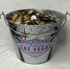 Balde de metal alumínio 5 lb Las Vegas cheio com tampas de garrafa de cerveja internacional  comprar usado  Enviando para Brazil