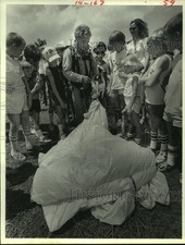 Usado, 1984 Press Photo relógio infantil paraquedista Jack Joerns pacote pára-quedas em Houston comprar usado  Enviando para Brazil
