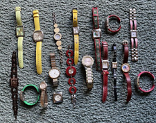 Pacote com 18 relógios femininos sortidos com várias pulseiras e estilos - todos não testados comprar usado  Enviando para Brazil