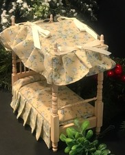 MOBÍLIA DE QUARTO VINTAGE PARA CASA DE BONECAS MADEIRA 4 CARTAZES CAMA DOSSEL COM ROUPA DE CAMA FLORAL, usado comprar usado  Enviando para Brazil