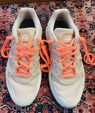 Tênis Adidas com cadarços laranja vibrantes - Conforto elegante comprar usado  Enviando para Brazil