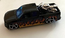 RODAS QUENTES SOLTAS PRETO com FLAMAS CHEVY SILVERADO PICKUP com BICICLETA NA CAMA comprar usado  Enviando para Brazil