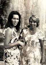 Foto vintage da década de 1970 feminina linda meninas morenas e loiras namoradas P&B comprar usado  Enviando para Brazil