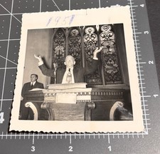 Usado, 1950s PREACHER mãos levantadas MINISTER púlpito IGREJA sermão foto instantânea vintage comprar usado  Enviando para Brazil