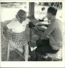 1985 Press Photo Herb Frateschi tomando pressão arterial na Tully Craft Fair, usado comprar usado  Enviando para Brazil