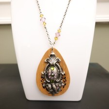 Colar Tarina Tarantino lágrima de madeira com redemoinhos de metal silvertone Swarovski comprar usado  Enviando para Brazil