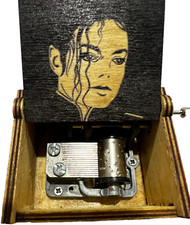 Caixa de música Michael Jackson de madeira com manivela gravada a laser 6,5 cm comprar usado  Enviando para Brazil