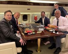 FOTO DO PRESIDENTE DONALD TRUMP COMENDO MCDONALDS COM SUA EQUIPE ELON MUSK RFK 8X10, usado comprar usado  Enviando para Brazil