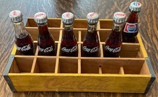 Usado, COCA COLA 5 garrafas em miniatura e 1 garrafa PEPSI em caixa de madeira COCA COLA 👀👀👀👀 comprar usado Usado, COCA COLA 5 garrafas em miniatura e 1 garrafa PEPSI em caixa de madeira COCA COLA 👀👀👀👀 comprar usado  Enviando para Brazil