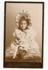 PHOTO CDV Randon à Rouen, une fille avec un superbe chapeau mode fashion comprar usado  Enviando para Brazil