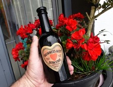 Garrafa de cerveja antiga Guinness Morton Belfast irlandesa de vidro preto bar pub Irlanda comprar usado  Enviando para Brazil