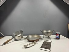 5 x Utensilios de cocina vintage - Escurridores - Sartén francesa - Rallador - Estado encontrado segunda mano 5 x Utensilios de cocina vintage - Escurridores - Sartén francesa - Rallador - Estado encontrado segunda mano  Embacar hacia Mexico