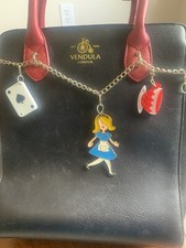 Usado, Bolsa Vendula London 2003 Alice no País das Maravilhas usada faltando 1 berloque comprar usado  Enviando para Brazil