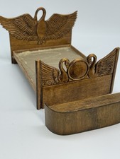 Cama e banco de bonecas Susanne Russo artesanal esculpido à mão casa de bonecas miniatura comprar usado  Enviando para Brazil