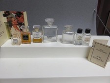Lote de 9 peças de mini perfume Chanel nº. 5, Coco, não. 19, No. 22 amostras em caixa comprar usado  Enviando para Brazil