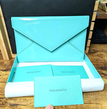 Carteira de mão envelope couro envernizado azul Tiffany & Co. Tiffany com caixa e certificado comprar usado  Carteira de mão envelope couro envernizado azul Tiffany & Co. Tiffany com caixa e certificado comprar usado  Enviando para Brazil