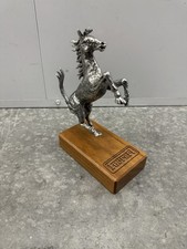 Estátua de cavalo Ferrari prata em base de madeira David Hughes 1985 cavalo empinado comprar usado  Enviando para Brazil