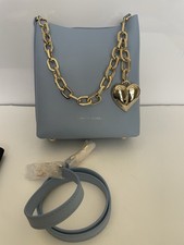 Bolsa de couro Carolina Herrera Amor nova sem etiquetas com alça de corrente dourada e alça transversal azul, usado comprar usado  Enviando para Brazil