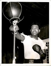 GA260 1956 Foto Original CAMPEÃO DE BOXE PESO MÉDIO SUGAR RAY ROBINSON SACO DE PANCADAS comprar usado  Enviando para Brazil
