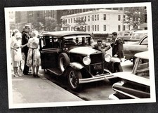 Fotografia vintage de casamento - Pessoas em pé por carro vintage - Automóvel comprar usado  Enviando para Brazil