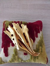 Broche métal doré d'occasion Broche métal doré d'occasion  Chamalières