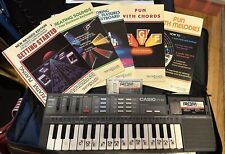 Casio Vintage PT-87 Mini Teclado com Pacotes ROM RO-551 & RO-275 Bolsa e Folhetos Muito Bom Estado comprar usado  Enviando para Brazil