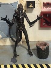 Figura de acción NECA ALIENS Serie 1 marrón guerrero alienígena xenomorfo 7" con bolsa de huevo segunda mano  Embacar hacia Argentina