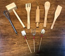 Lote en miniatura de nueve herramientas de cocina de madera, batido y herramientas de jardín segunda mano  Embacar hacia Argentina