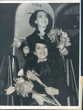 1935 Press Photo Actress Mamo Clark & Movita Castaneda Bird of Paradise Flowers for sale  Whiteville