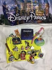 Lote de 20 artículos alfileres bolsas relojes de recuerdos de parques temáticos de Disneyland resorts segunda mano  Embacar hacia Mexico