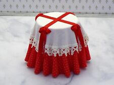 Mesa redonda drapeada roja y blanca Barbara Bunce - miniatura artesanal para casa de muñecas segunda mano  Embacar hacia Mexico